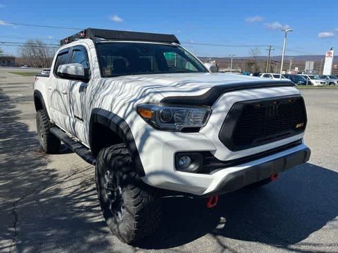 Used 2021 Toyota Tacoma TRD Off-Road image 3