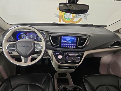 Used 2018 Chrysler Pacifica Limited image 14