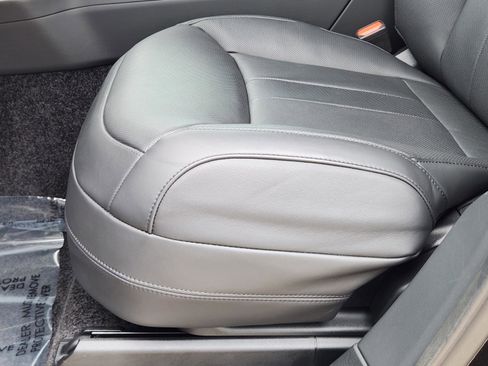 Used 2025 Land Rover Range Rover SE image 19