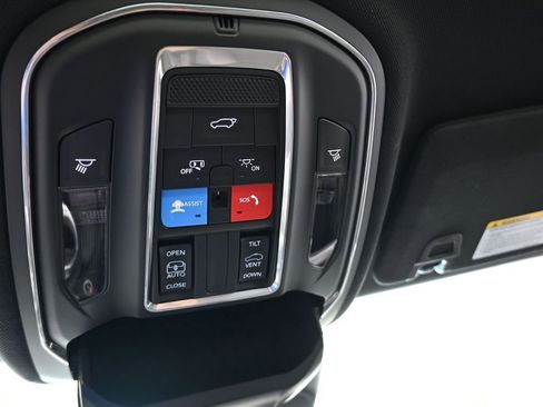 Used 2025 Jeep Grand Cherokee Altitude image 28