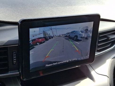 Used 2023 Ford Explorer XLT w/ Equipment Group 202A AWD/4WD image 4