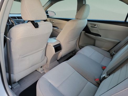 Used 2015 Toyota Camry LE FWD image 6
