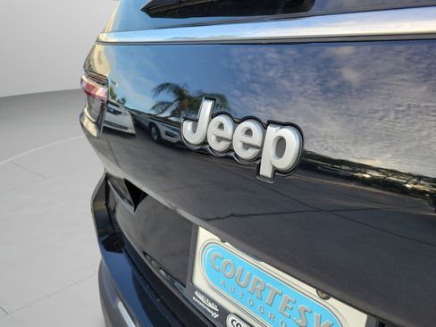 Used 2025 Jeep Grand Cherokee L Laredo RWD image 32