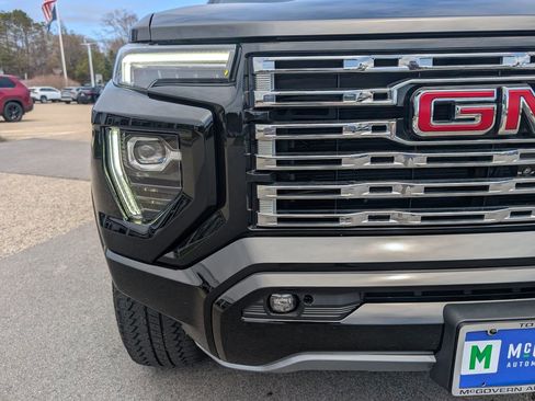 Used 2023 GMC Canyon Denali w/ Denali Black Edition image 10