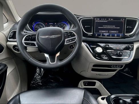 Used 2023 Chrysler Pacifica Touring-L image 8