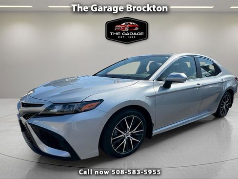 Used 2022 Toyota Camry SE w/ Cold Weather Package image 1