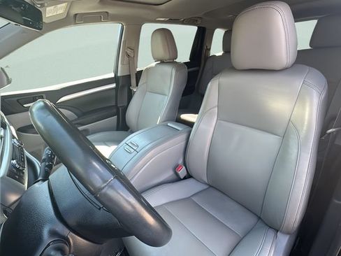 Used 2019 Toyota Highlander XLE AWD/4WD image 13