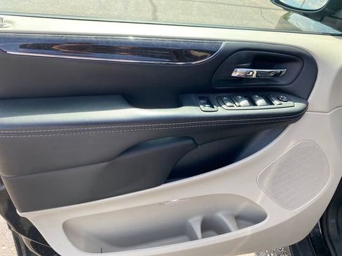 Used 2015 Chrysler Town & Country Touring w/ Driver Convenience Group FWD image 17