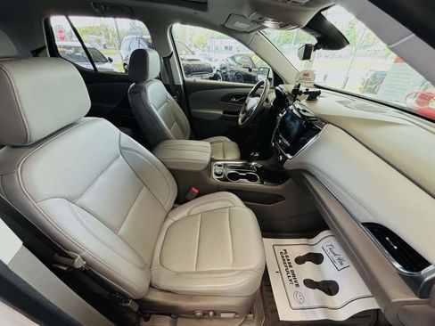 Used 2020 Chevrolet Traverse Premier FWD image 32