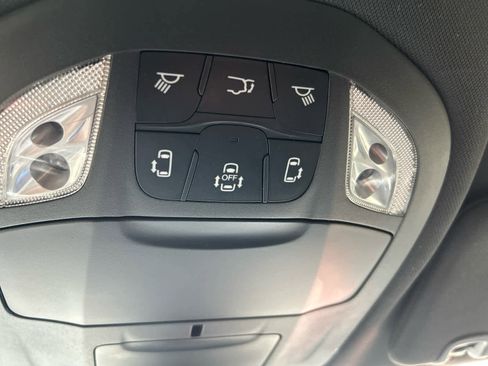 Used 2025 Chrysler Pacifica Select image 24