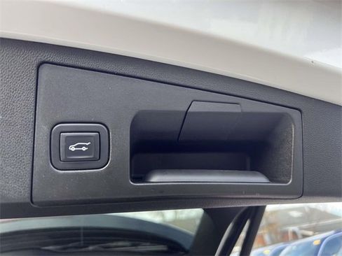 Used 2021 Cadillac XT4 Premium Luxury image 9