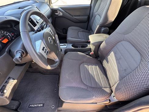 Used 2014 Nissan Frontier SV image 10