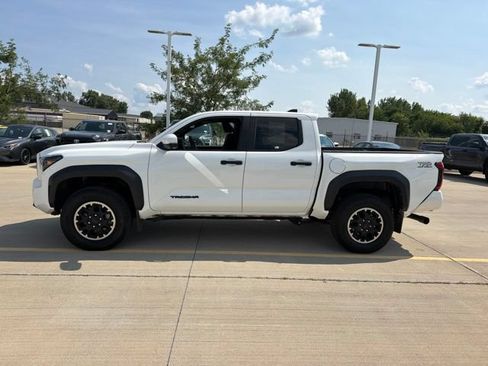 Used 2024 Toyota Tacoma TRD Off-Road w/ TRD Off Road Premium Package AWD/4WD image 4