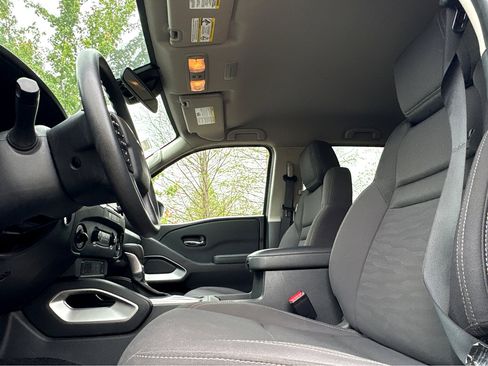 Certified 2024 Nissan Frontier SV AWD/4WD image 10