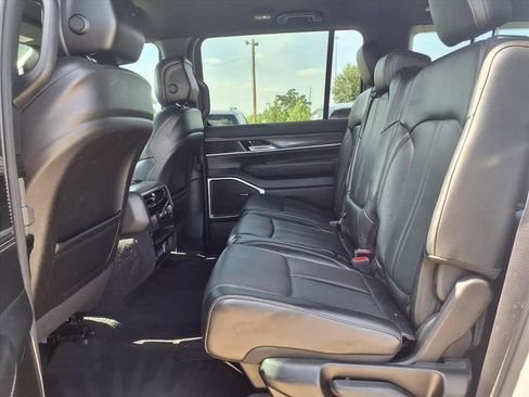 Used 2024 Jeep Wagoneer L Series III w/ Flexible Seating Group AWD/4WD image 14