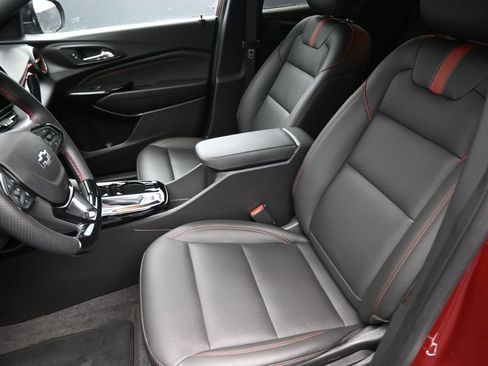 Used 2025 Chevrolet Trax RS w/ Sunroof Package FWD image 19
