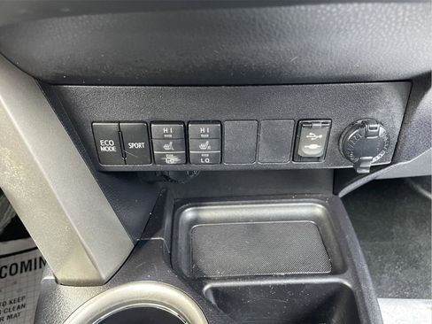 Used 2015 Toyota RAV4 Limited image 30