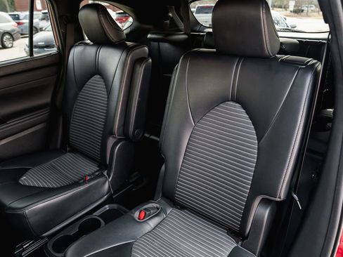 Used 2023 Toyota Highlander XSE image 28