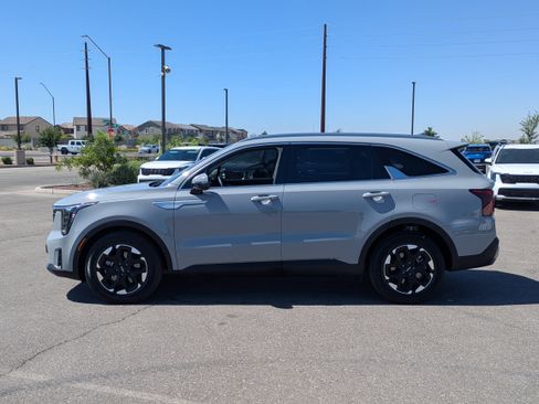 Certified 2025 Kia Sorento S w/ Panoramic Sunroof Package image 2
