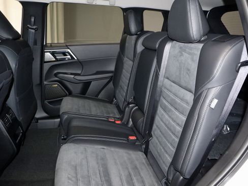 New 2026 Mitsubishi Outlander SE image 14