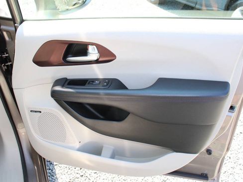 Used 2017 Chrysler Pacifica Limited FWD image 26
