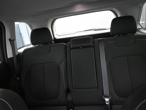 Used 2023 Jeep Grand Cherokee Laredo image 17