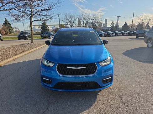 New 2026 Chrysler Pacifica Select image 2