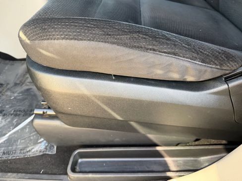 Used 2018 Dodge Grand Caravan SE w/ UConnect Hands-Free Group image 16