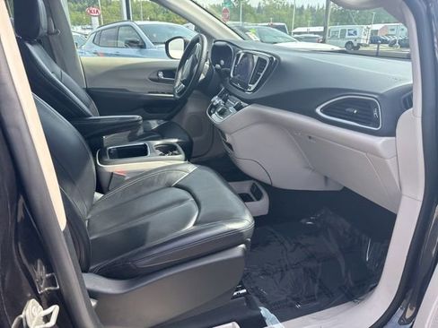 Used 2023 Chrysler Pacifica Touring-L FWD image 9