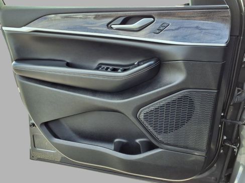 Used 2023 Jeep Grand Cherokee L Limited w/ Luxury Tech Group II image 19