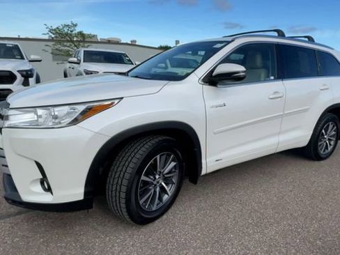Certified 2018 Toyota Highlander XLE w/ Protection Package #3 AWD/4WD image 6