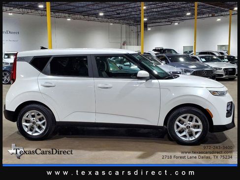 Used 2022 Kia Soul LX w/ Technology Package image 6
