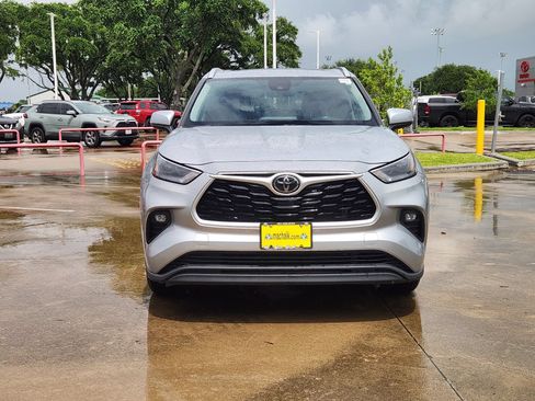 Used 2022 Toyota Highlander XLE FWD image 2