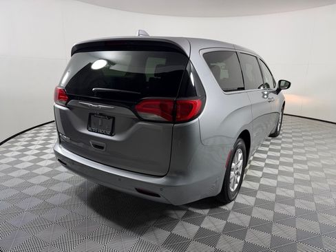Used 2017 Chrysler Pacifica Touring FWD image 5