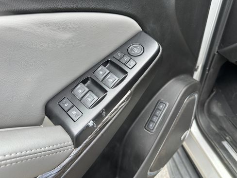 Used 2019 Chevrolet Suburban LT RWD image 16