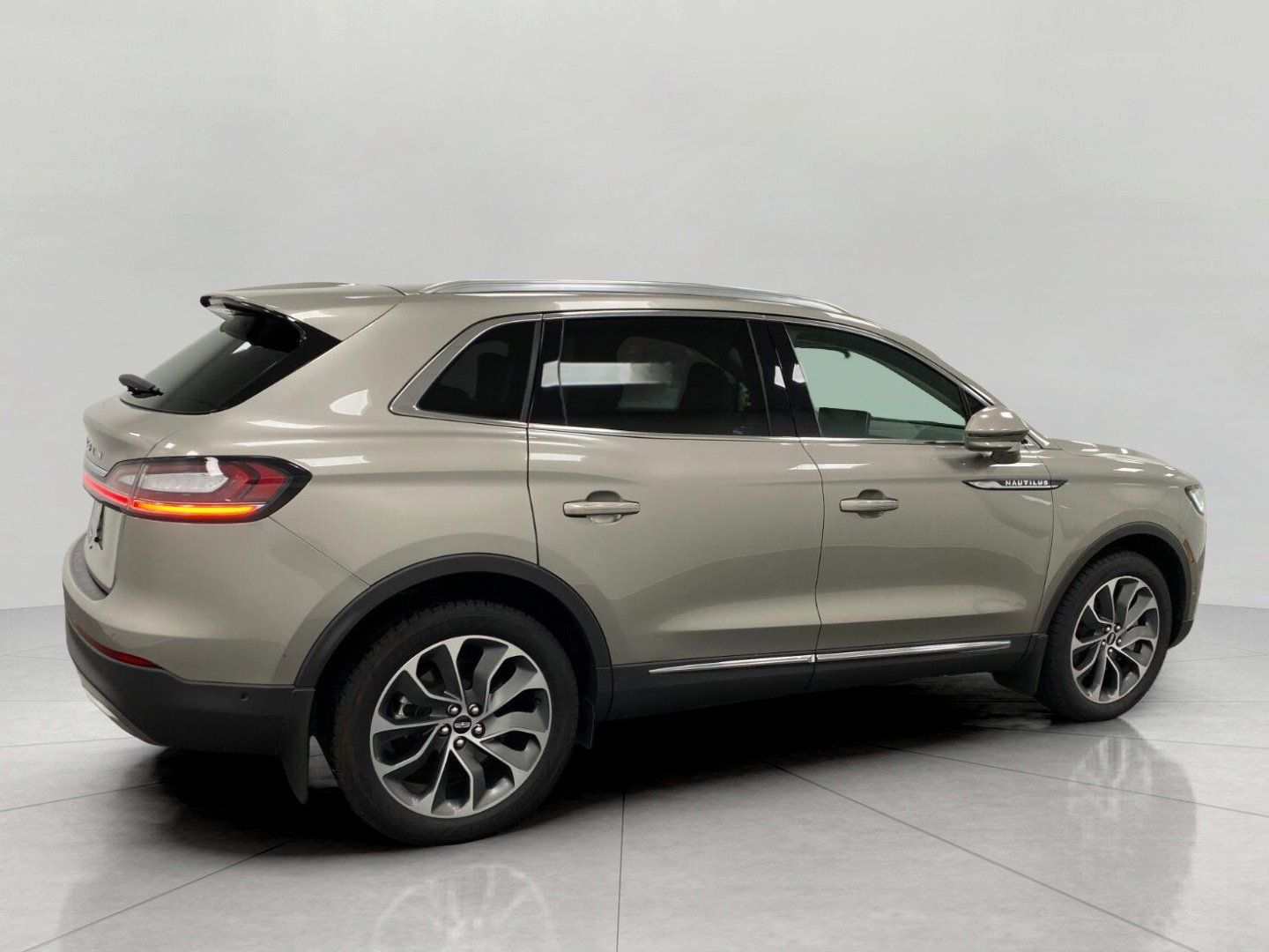 Used 2023 Lincoln Nautilus Reserve w/ Equipment Group 201A AWD/4WD image 3