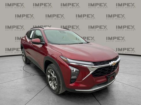 Used 2025 Chevrolet Trax LT w/ LT Convenience Package image 7