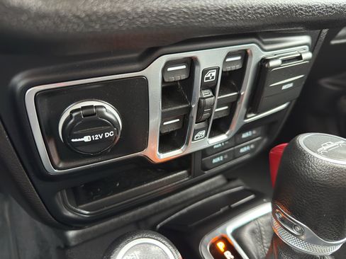 Used 2025 Jeep Gladiator Sport image 21