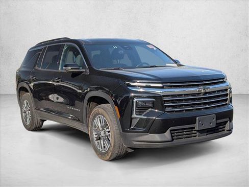 Used 2024 Chevrolet Traverse LT FWD image 3