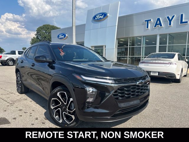 Used 2024 Chevrolet Trax RS w/ Sunroof Package FWD image 3