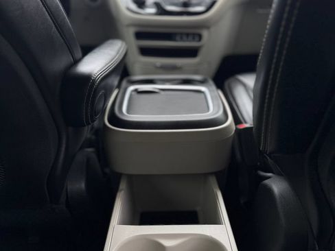 Used 2023 Chrysler Pacifica Touring-L FWD image 30