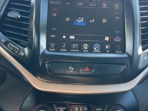 Used 2015 Jeep Cherokee Latitude w/ Comfort/Convenience Group AWD/4WD image 48