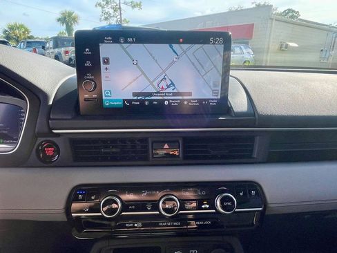 Used 2024 Honda Pilot Elite image 16