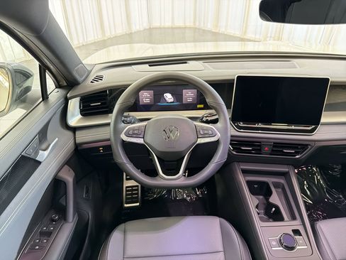 New 2026 Volkswagen Tiguan SE R-Line FWD image 23