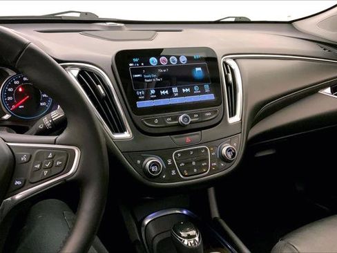 Used 2018 Chevrolet Malibu Premier w/ Premier Sun and Wheel Package image 5