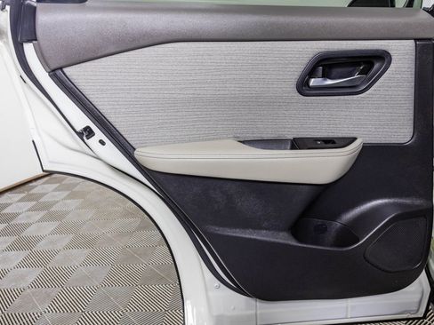 Used 2023 Nissan Rogue SV image 80