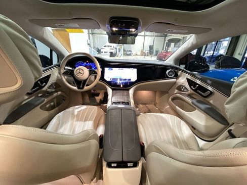 Used 2022 Mercedes-Benz EQS 580 4MATIC Sedan image 2