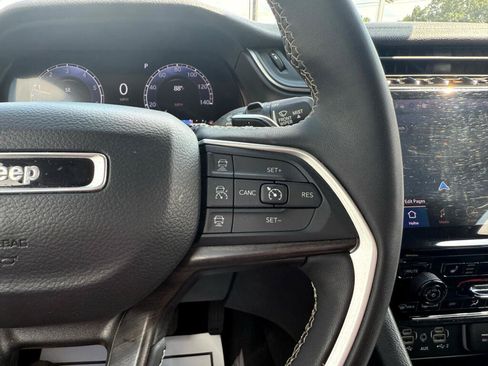 Used 2023 Jeep Grand Cherokee Limited AWD/4WD image 19
