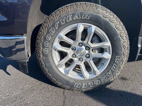 Used 2022 Chevrolet Silverado 1500 LT w/ Z71 Off-Road Package AWD/4WD image 6