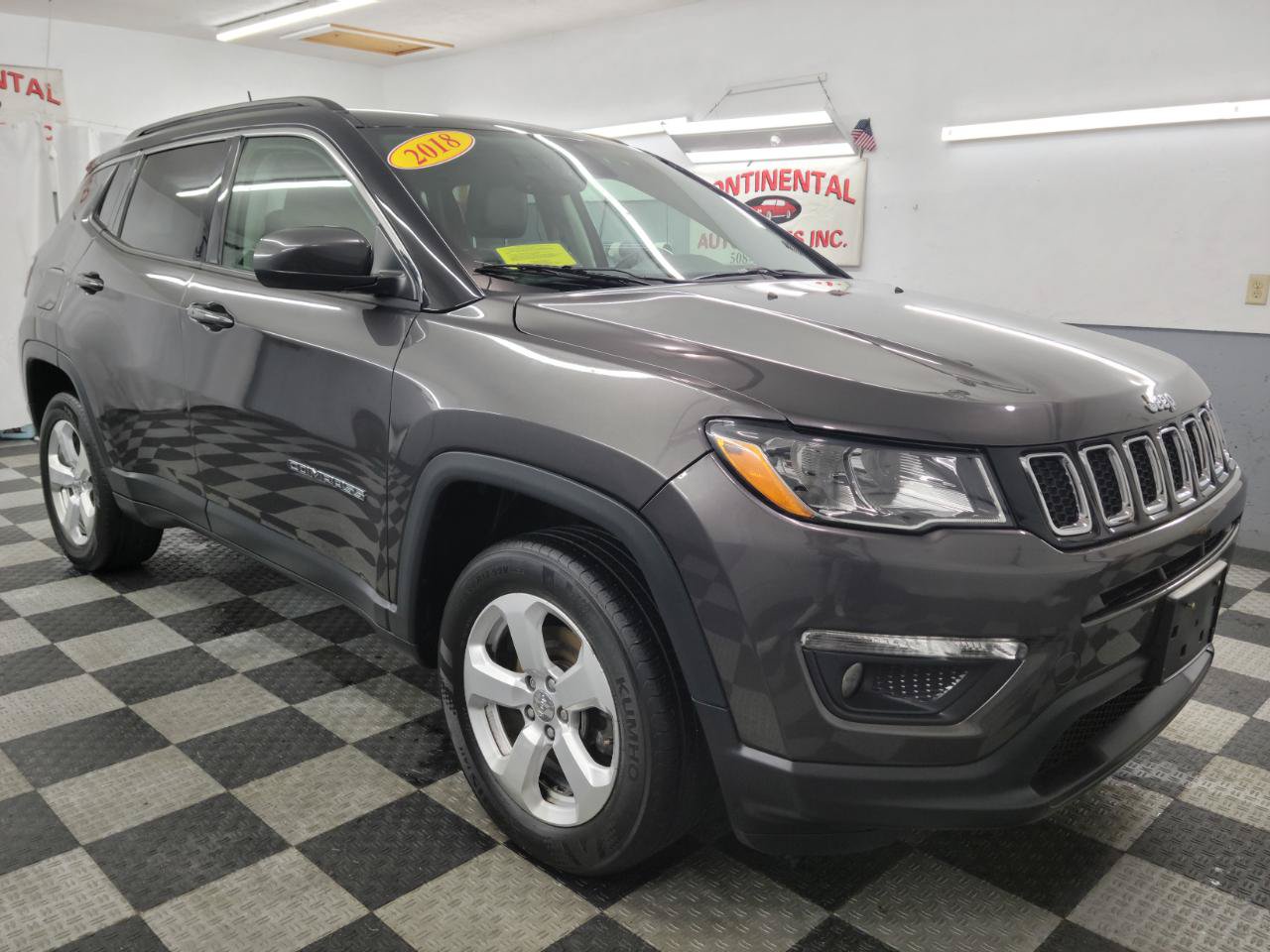 Used 2018 Jeep Compass Latitude w/ Popular Equipment Group AWD/4WD image 3